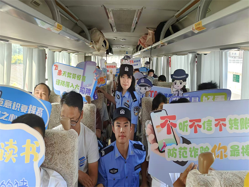 大巴2.jpg